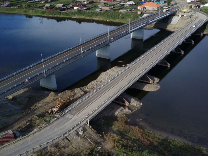 Автомобили поехали по новому мосту в поселке Дарасун Забайкалья после трехлетней реконструкции 